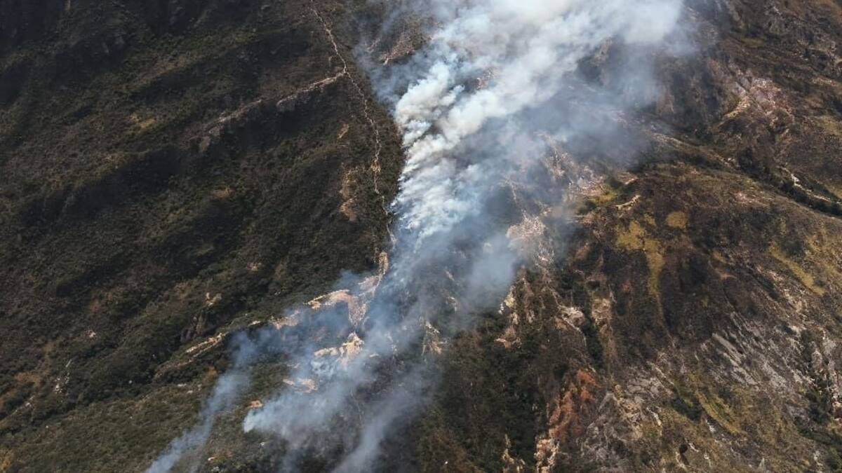 Incendio forestal amenaza áreas cercanas al relleno sanitario Doña Juana en Bogotá