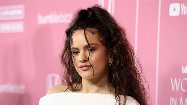 Rosalía despidió el 2020 haciendo toples. Foto: Frazer Harrison/Getty Images