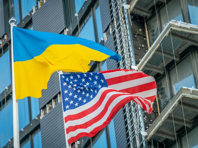 Banderas de Ucrania y Estados Unidos. Foto: Getty Images