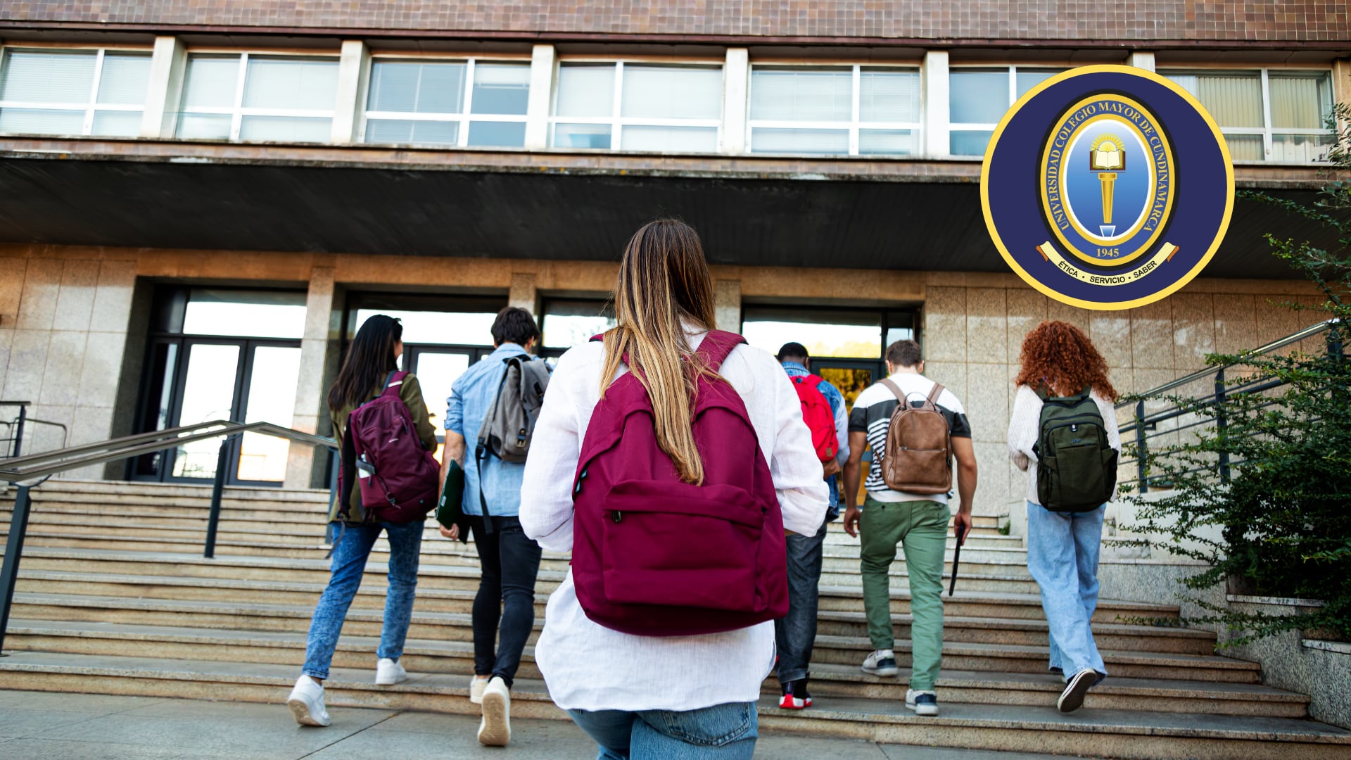 Vida Universitaria/Logo UCMC. Fotos: Getty Images y Universidad Colegio Mayor de Cundinamarca.