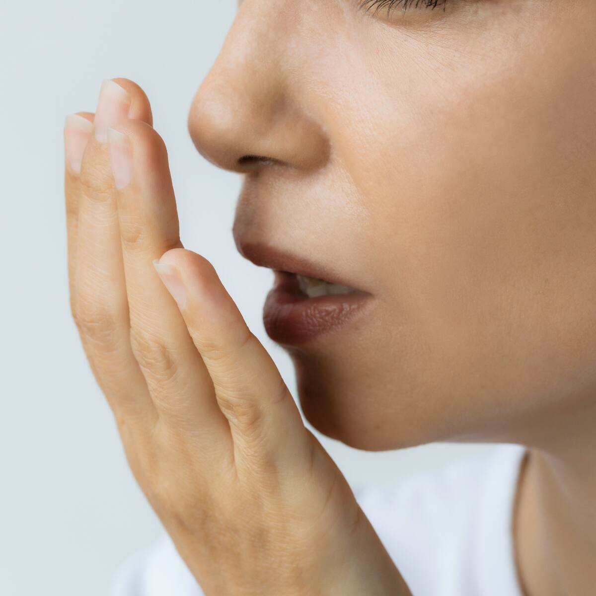 ¿Cómo se deben lavar los dientes para evitar el mal aliento? Odontólogo dio tips