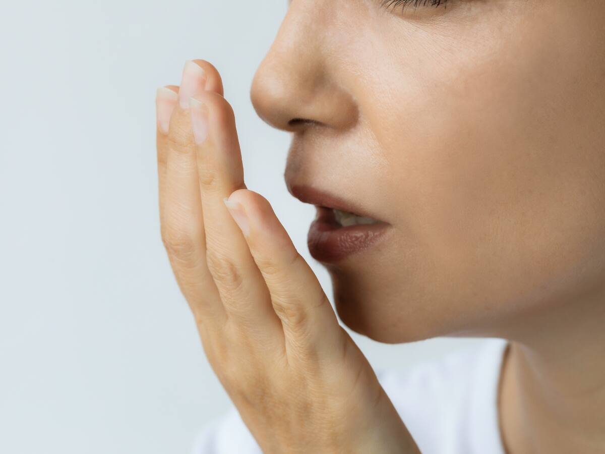 ¿Cómo se deben lavar los dientes para evitar el mal aliento? Odontólogo dio tips