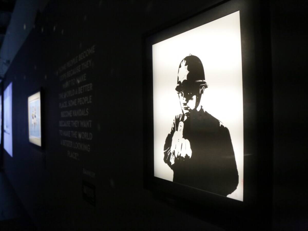 Banksy, ¿genio o vándalo?: 100 obras del icónico artista callejero están en Bogotá