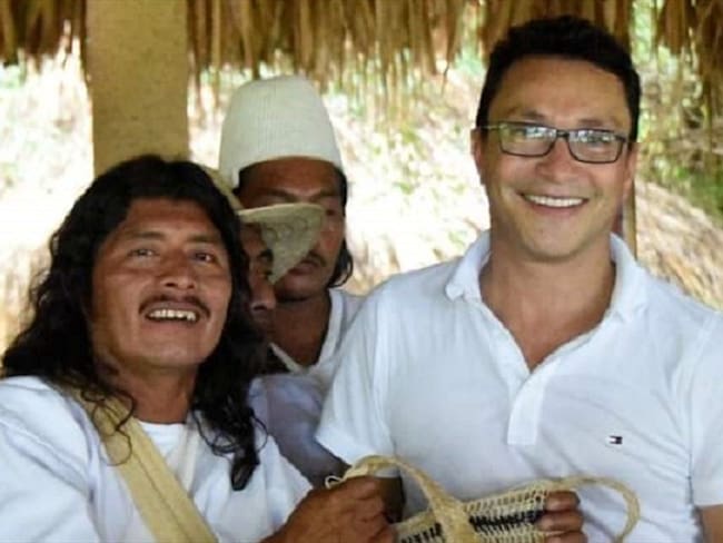 El líder indígena mantuvo buenas relaciones con el Gobernador del Magdalena, tanto que Caicedo elogió su trabajo por la Sierra Nevada . Foto: Cortesía: Gobernación del Magdalena