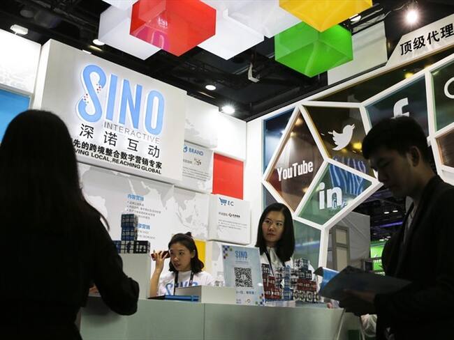 Personas visitan el stand de una compañía de red social durante la Conferencia Global de Internet 2016 en Beijing, China. Foto: Associated Press - AP - Andy Wong
