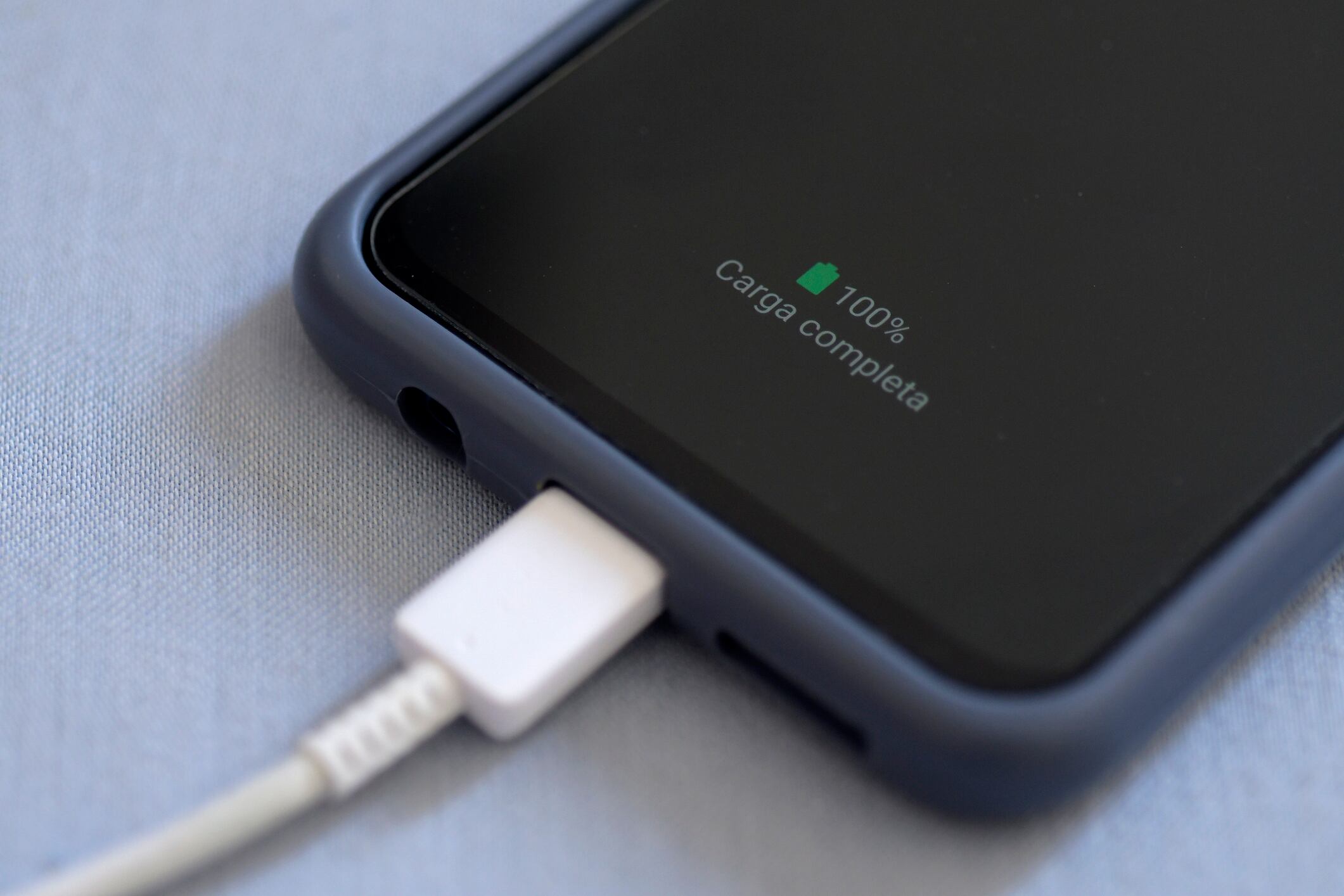 Close-up of cell phone charging battery. Foto: Getty images