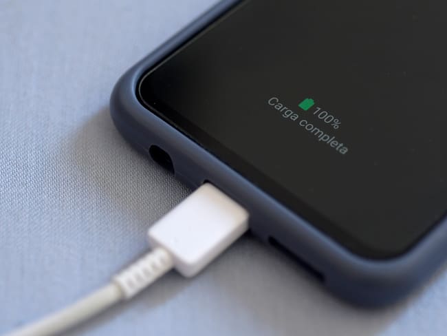 Close-up of cell phone charging battery. Foto: Getty images