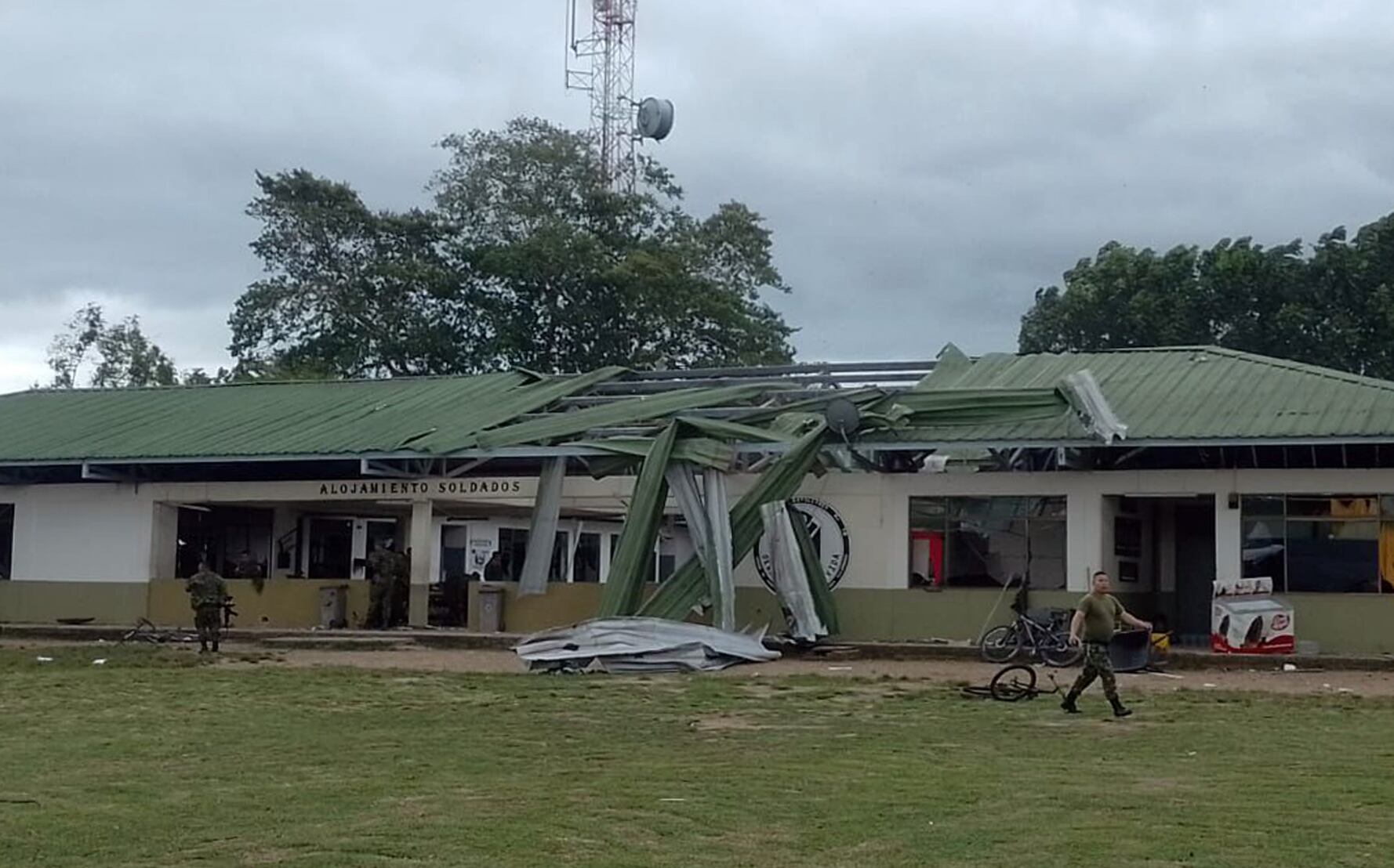 Fotografía cedida por la oficina de comunicaciones del Ejército de Colombia del ataque a la base militar de Puerto Jordán, en el departamento colombiano de Arauca (este), este martes en Puerto Jordán (Colombia). Foto: EFE.