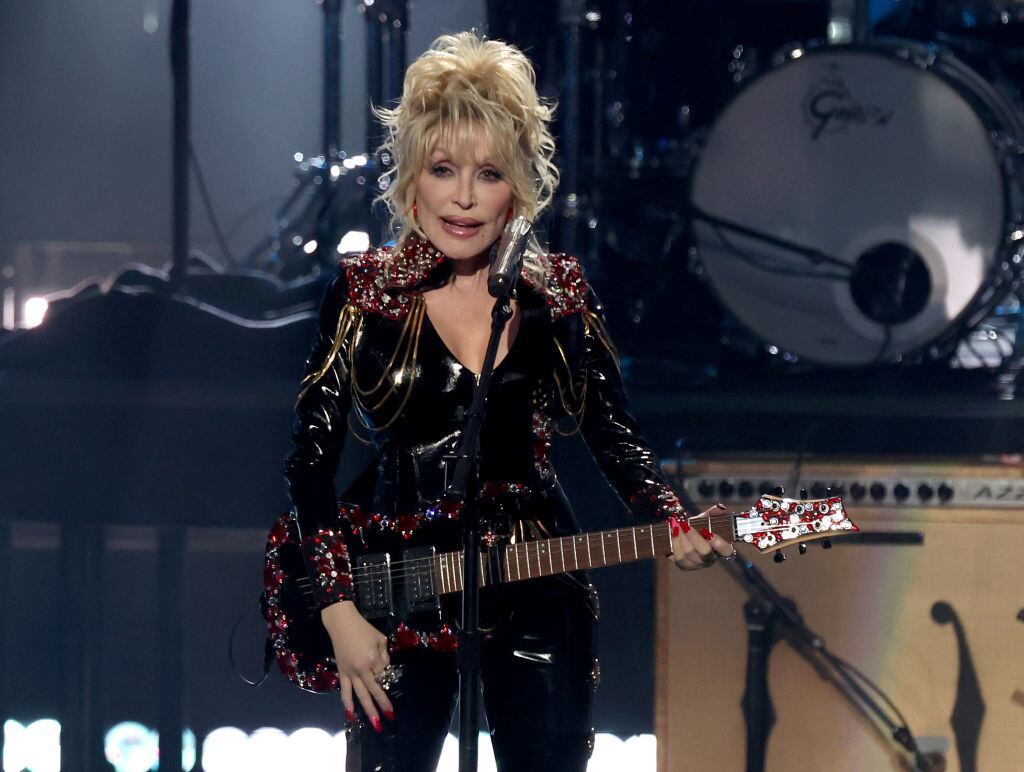 Dolly Parton habló en Sigue La W. Foto: Getty Images.