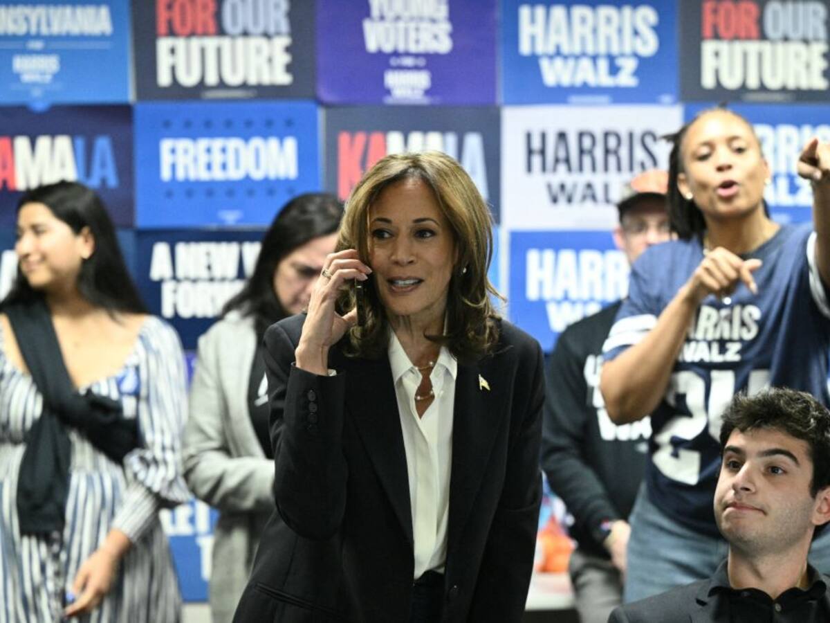 Kamala Harris apareció por sorpresa en sede demócrata para llamar a votantes