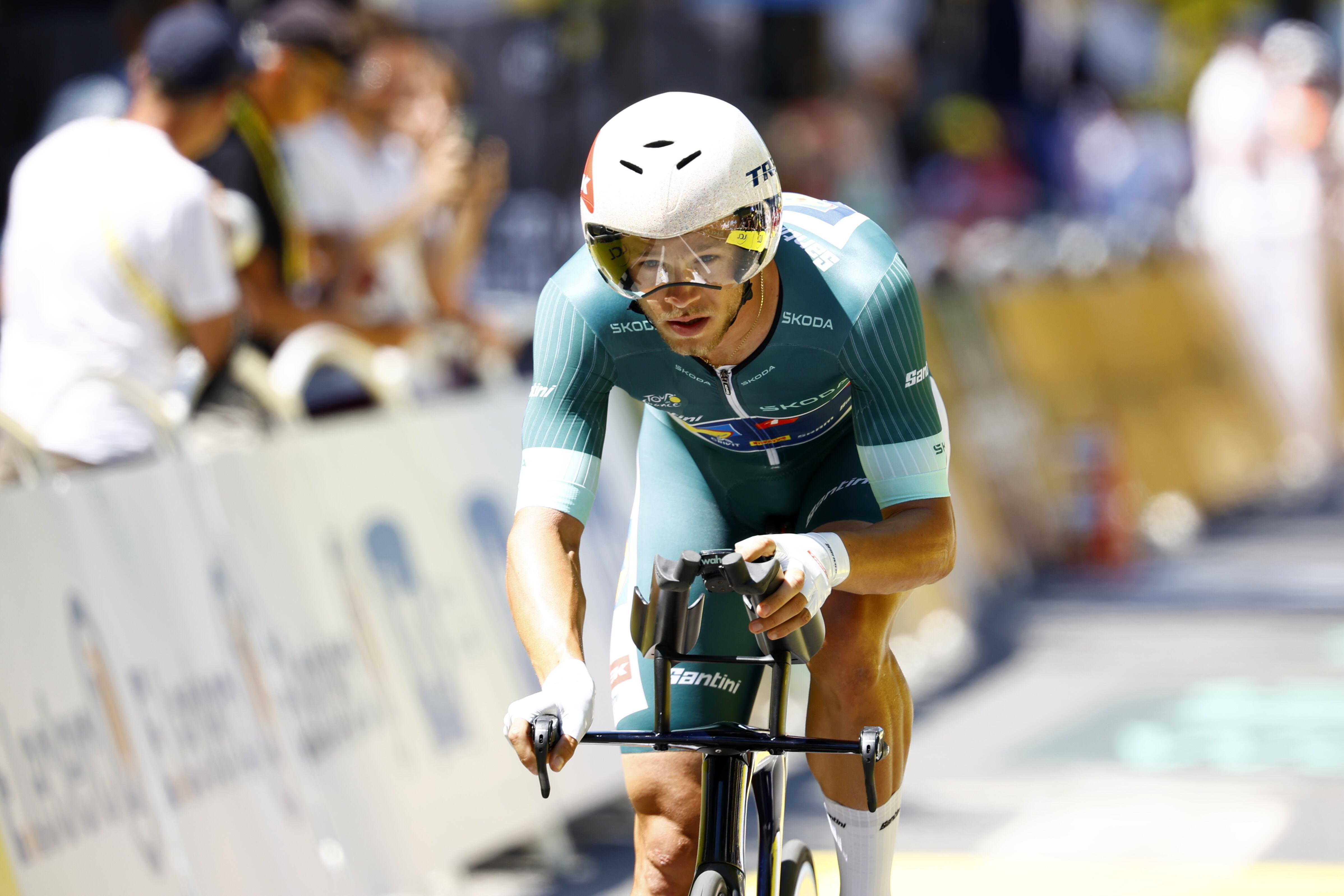 Caen (France), 09/07/2025.- Italian rider Jonathan Milan of Lidl - Trek team, wearing the point classification leader green jersey, crosses the finish line of the 5th stage of the Tour de France cycling race, an Individual Time Trial over 33km in Caen, France, 09 July 2025. (Ciclismo, Francia) EFE/EPA/MARTIN DIVISEK