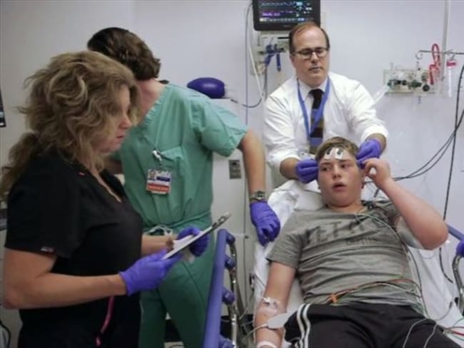 Jonah Lutz está a punto de recibir una terapia de electrochoque para tratar los violentos ataques de automutilación que sufre debido a que tiene autismo severo.. Foto: BBC Mundo