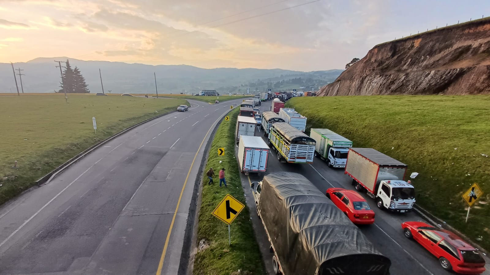 Bloqueos en las carreteras de Boyacá ponen en jaque el abastecimiento de alimentos y combustible, mientras autoridades buscan soluciones urgentes en medio del paro de transportadores.