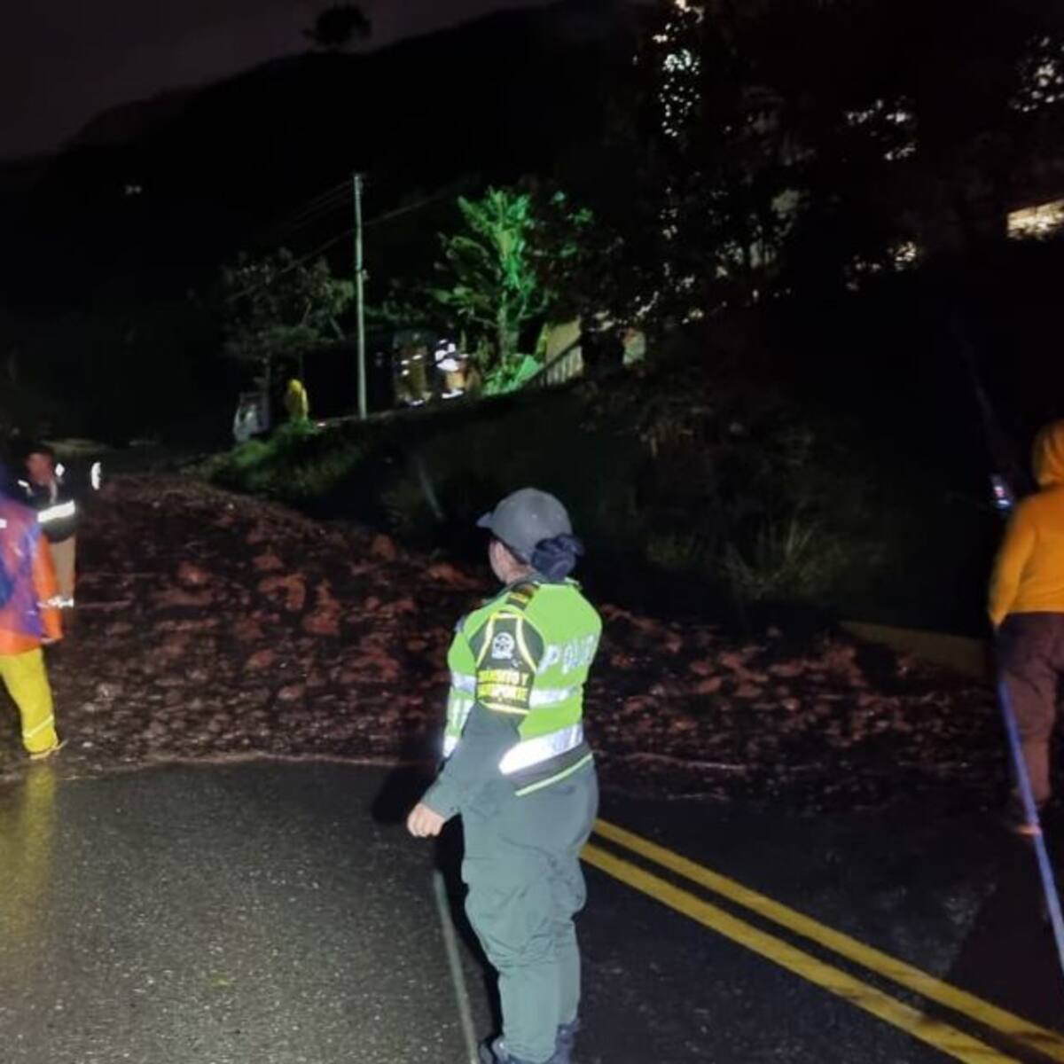Cierre total en la vía Medellín – Bogotá en el sector Puentes Caídos por derrumbe