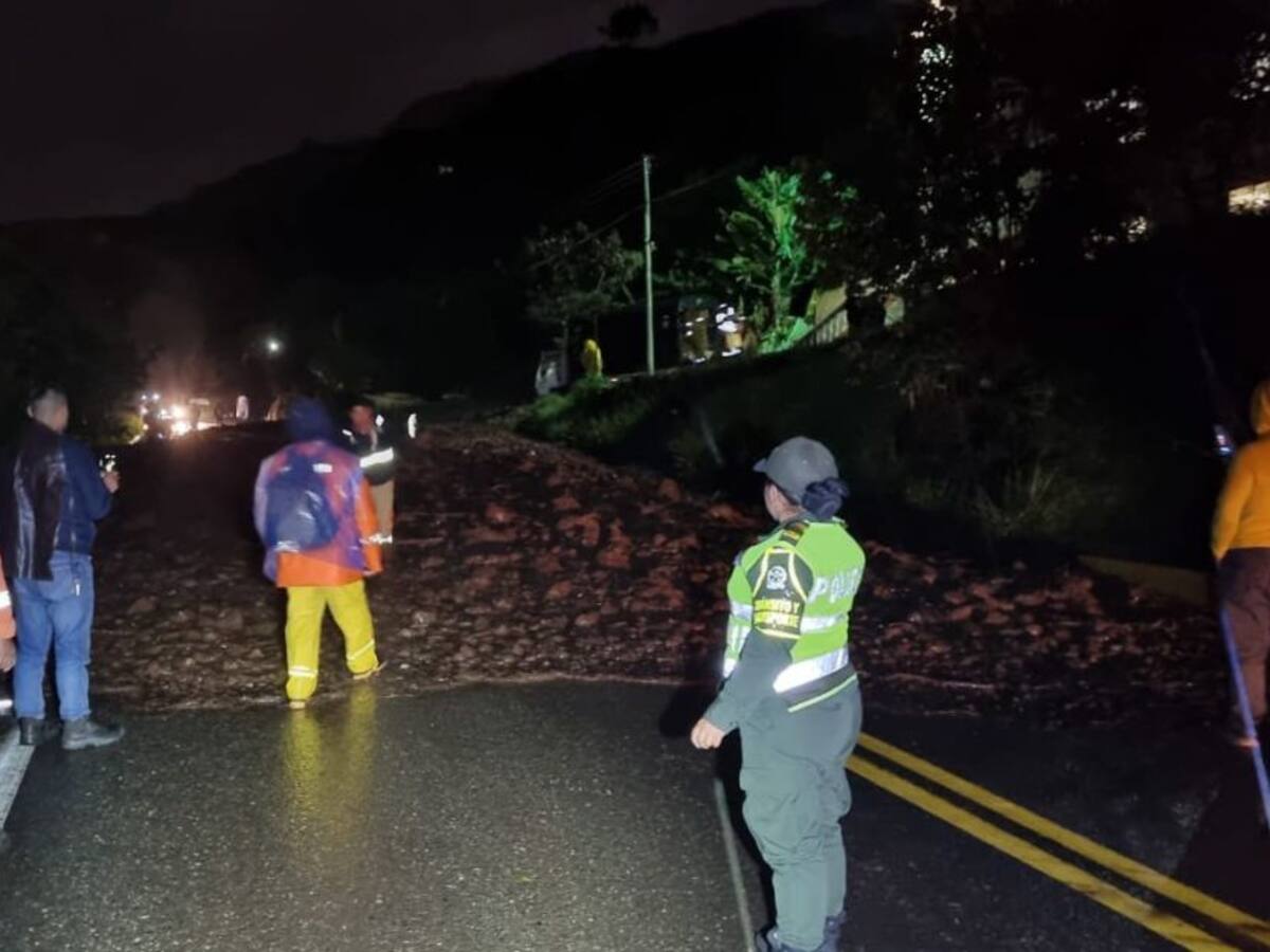Cierre total en la vía Medellín – Bogotá en el sector Puentes Caídos por derrumbe