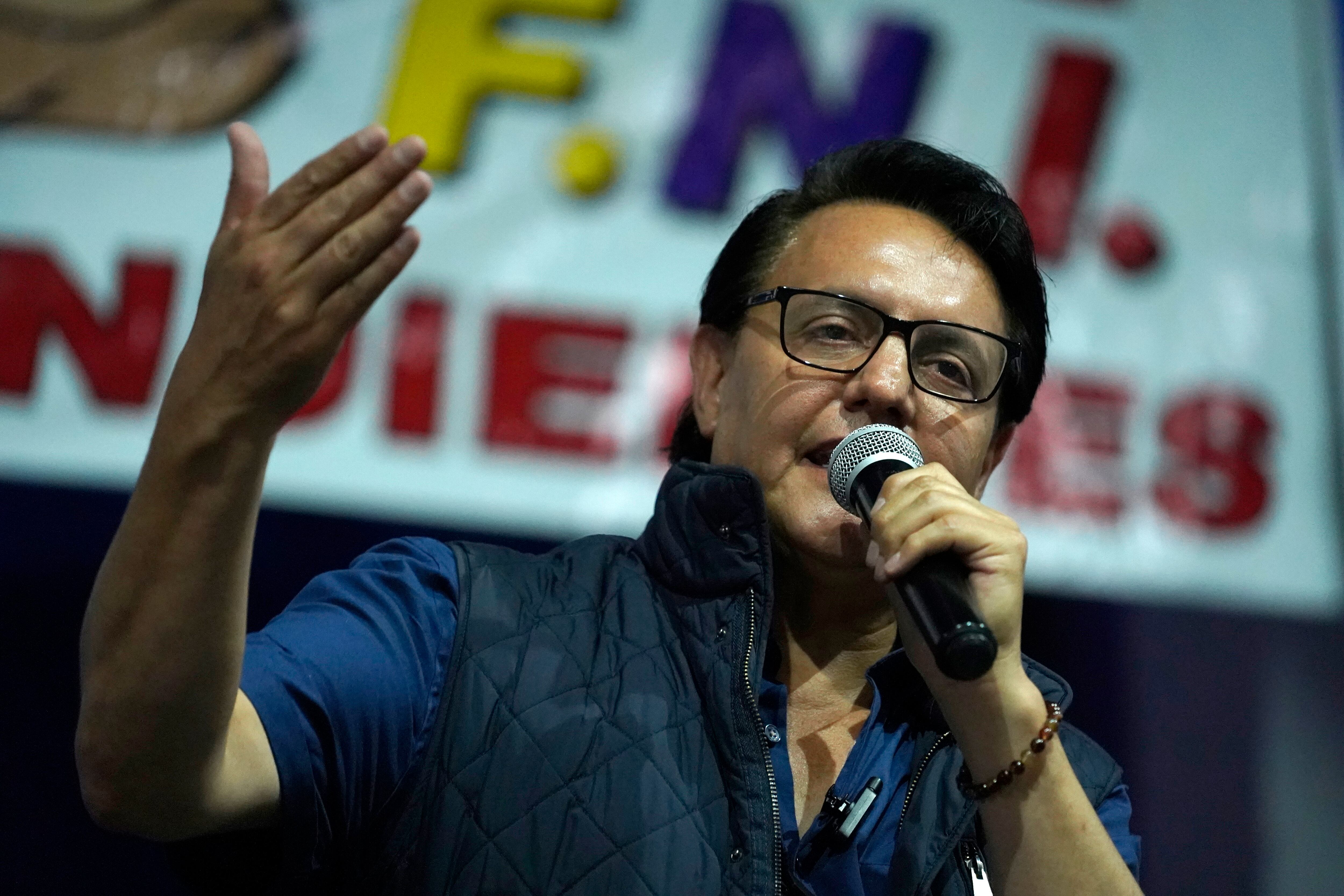 AME9492. BOGOTÁ (COLOMBIA), 12/07/2024.- Fotografía de archivo del candidato presidencial Fernando Villavicencio hablando durante un mitin de campaña, minutos antes de ser asesinado, el 9 de agosto de 2023, en Quito (Ecuador). Un tribunal de Ecuador condenó este viernes a 34 años y 8 meses de prisión a dos personas de las cinco acusadas del asesinato material del candidato presidencial Fernando Villavicencio, acribillado a tiros por sicarios colombianos el 9 de agosto del año pasado al salir de un mitin electoral en un concurrido sector de Quito. EFE/ STR ARCHIVO