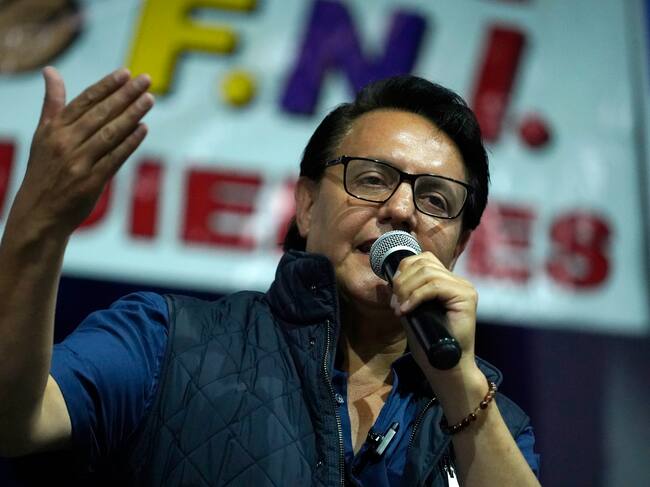 AME9492. BOGOTÁ (COLOMBIA), 12/07/2024.- Fotografía de archivo del candidato presidencial Fernando Villavicencio hablando durante un mitin de campaña, minutos antes de ser asesinado, el 9 de agosto de 2023, en Quito (Ecuador). Un tribunal de Ecuador condenó este viernes a 34 años y 8 meses de prisión a dos personas de las cinco acusadas del asesinato material del candidato presidencial Fernando Villavicencio, acribillado a tiros por sicarios colombianos el 9 de agosto del año pasado al salir de un mitin electoral en un concurrido sector de Quito. EFE/ STR ARCHIVO