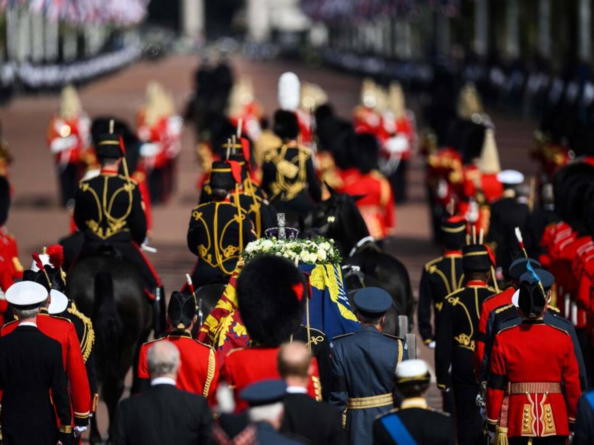 Reina Isabel II: miles de ciudadanos acompañaron el cortejo fúnebre en Londres