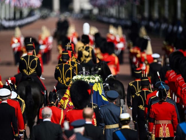 Reina Isabel II: miles de ciudadanos acompañaron el cortejo fúnebre en Londres