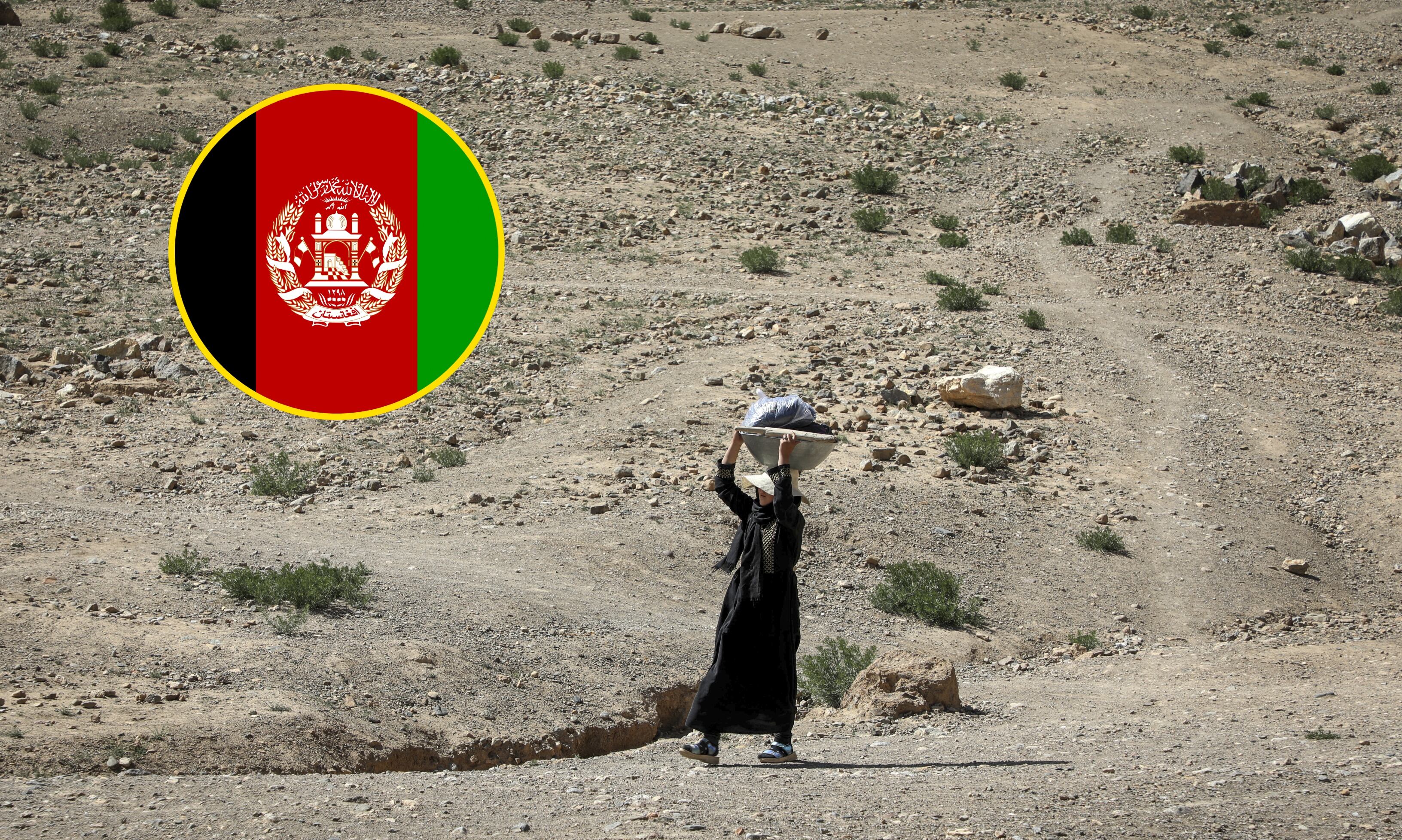 Mujer afgana carga un balde, donde millones de personas pelean con el hambre y la desnutrición en Afganistán. FOTO: Sayed Khodaiberdi Sadat/Anadolu Agency via Getty Images