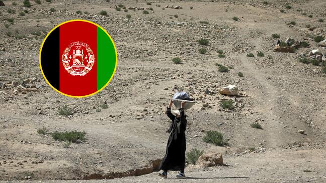 Mujer afgana carga un balde, donde millones de personas pelean con el hambre y la desnutrición en Afganistán. FOTO: Sayed Khodaiberdi Sadat/Anadolu Agency via Getty Images