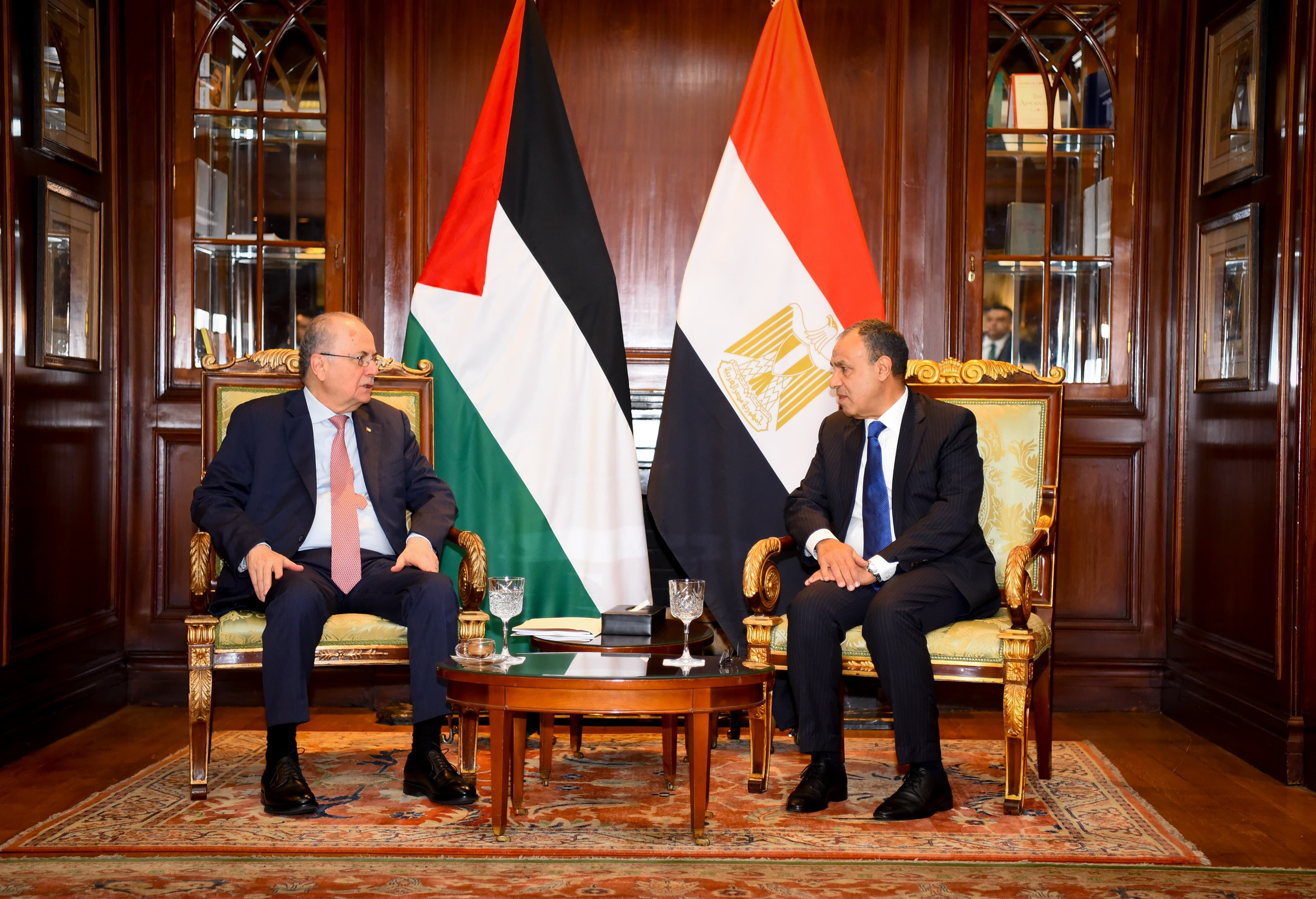  El ministro de asuntos exteriores egipcio, Badr Abdelaty, se reúne con el primer ministro palestino Mohamed Mustafa, este miércoles en El Cairo. EFE/Ministerio de Exterior egipcio 