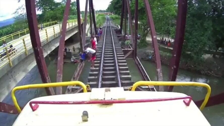 Momento en que el tren se acercaba y los jóvenes se lanzan al río. Foto: Cortesía: Fenoco