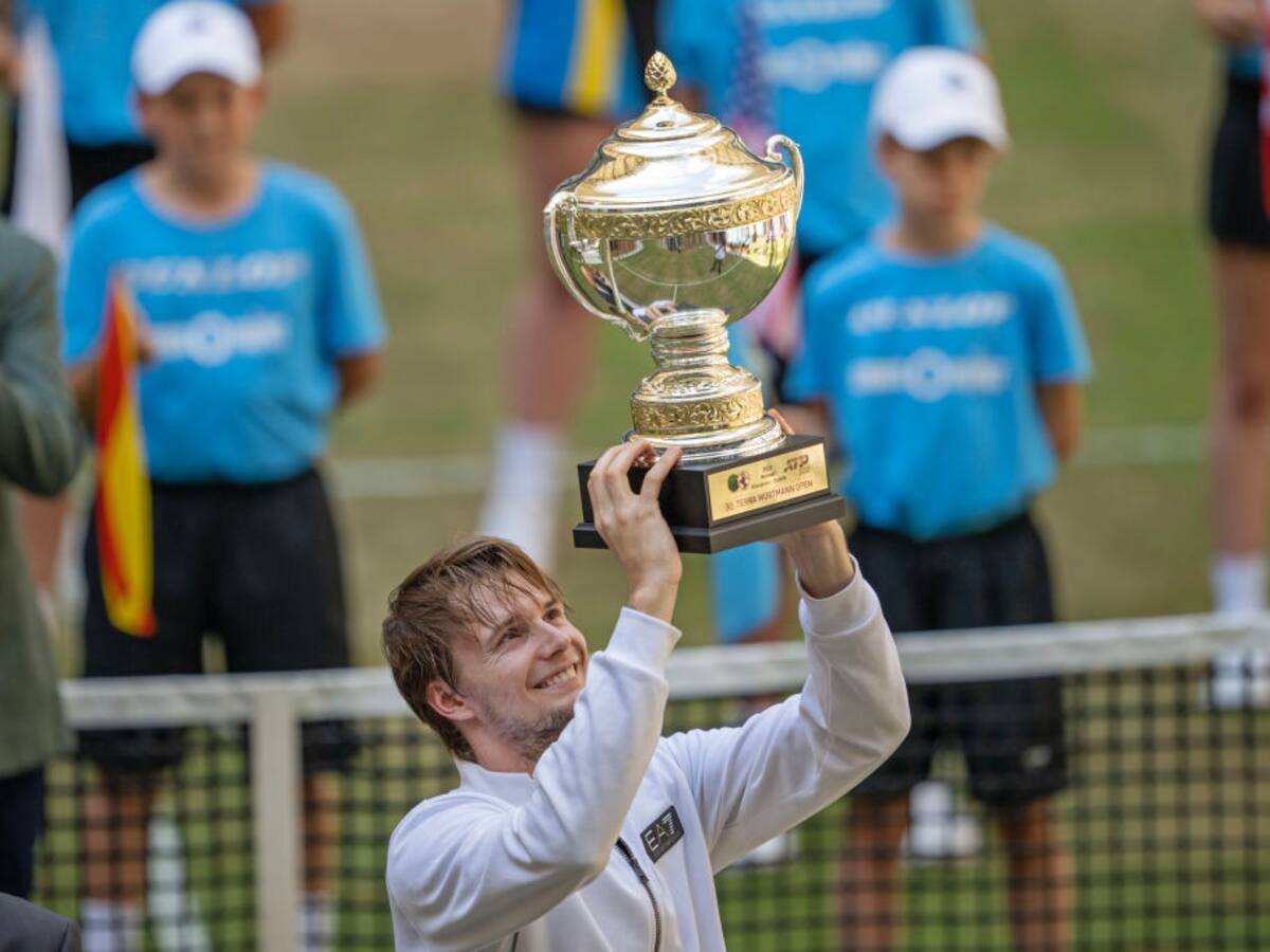 Alexander Bublik logró su primer título ATP 500 al derrotar a Andrey Rublev en Halle
