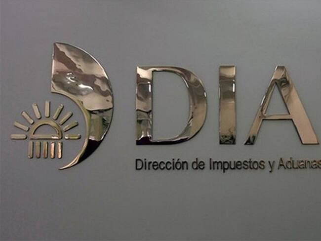 Dian inició cobro a servidores públicos que adeudan 21 mil millones de pesos. Foto: Colprensa