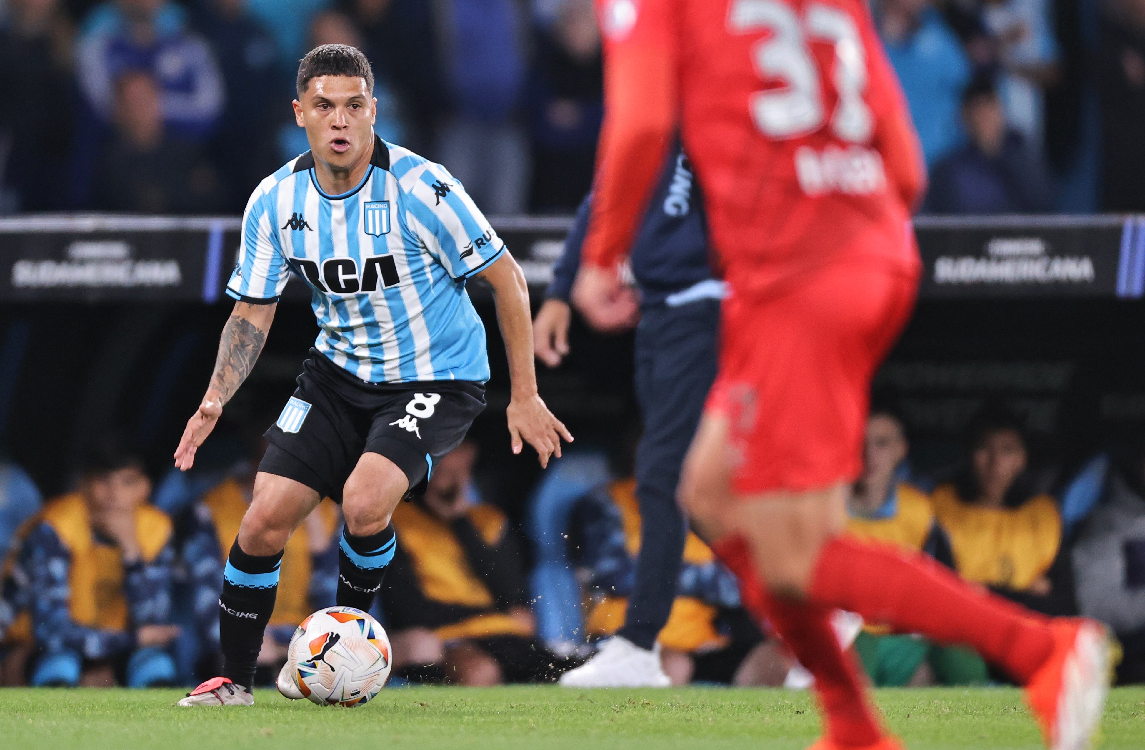 Juan Fernando Quintero de Racing controla un balón este jueves, en el partido de vuelta de cuartos de final de la Copa Sudamericana entre Racing y Paranaense en el estadio Presidente Perón en Avellaneda (Argentina). EFE/ Juan Ignacio Roncoroni