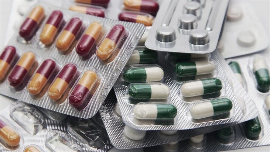 Los productos vencidos y en mal estado entraban ilegalmente de Venezuela y Ecuador, por lo que eran alterados para darles apariencia de medicamentos auténticos y venderlos en droguerías. Foto: Getty Images