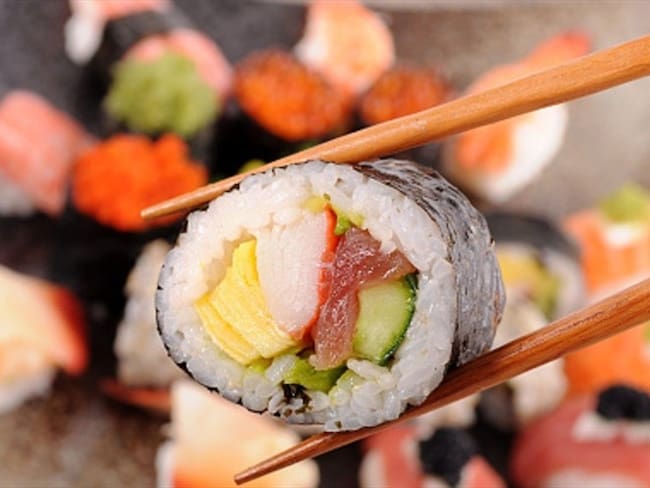 El sushi, es actualmente, uno de los alimentos más apetecidos por los colombianos. Y por eso, es importante conocer qué tan beneficioso es para la salud de quienes lo consumen.. Foto: Getty Images