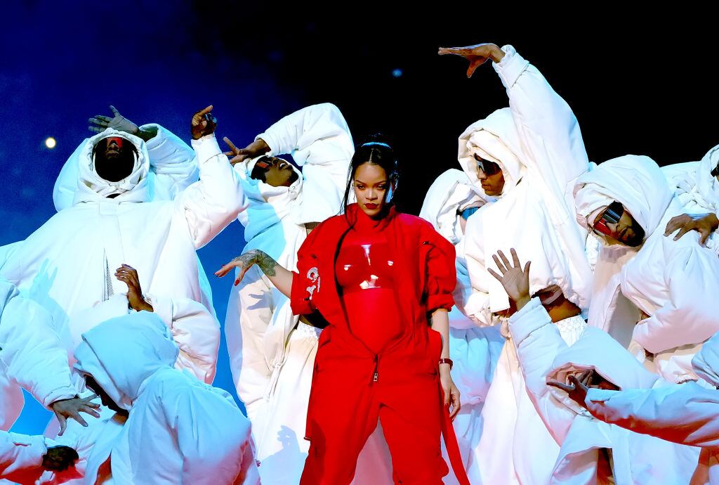 Rihanna durante el show de medio tiempo en el Super Bowl 2023. Foto: Kevin Mazur/Getty Images for Roc Nation.