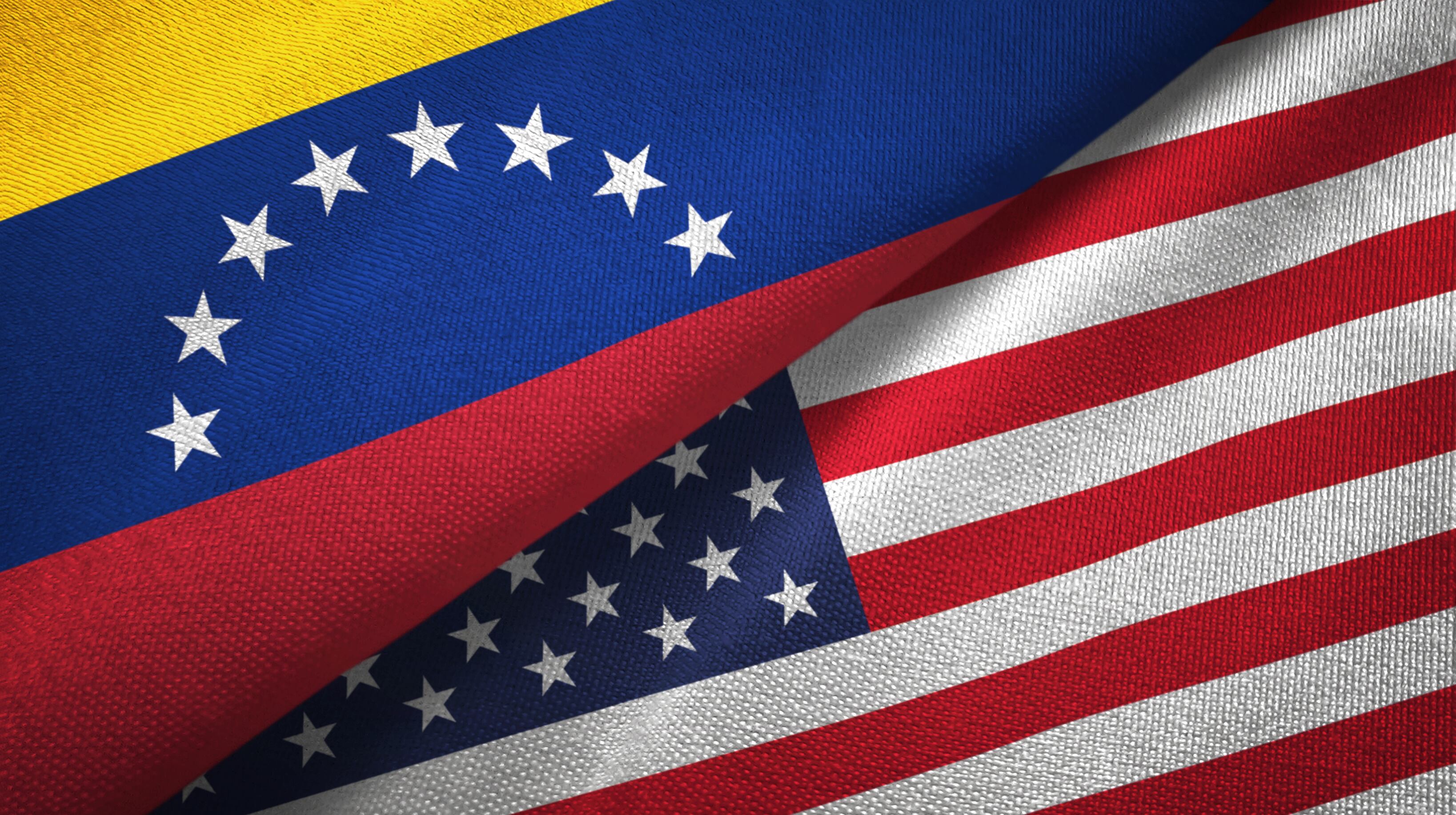 Banderas de Venezuela y Estados Unidos.
