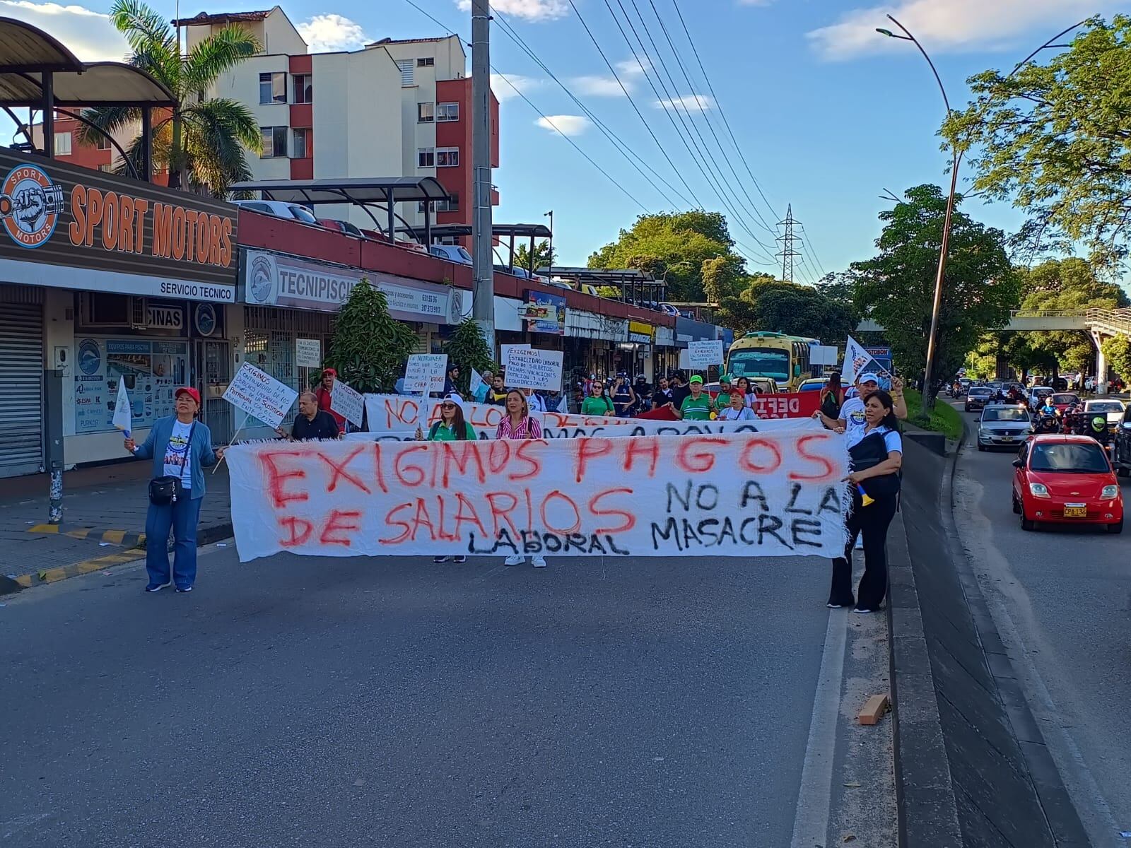 Trabajadores de Metrolínea protestan por proyecto de liquidación del sistema. Foto: Suministrada