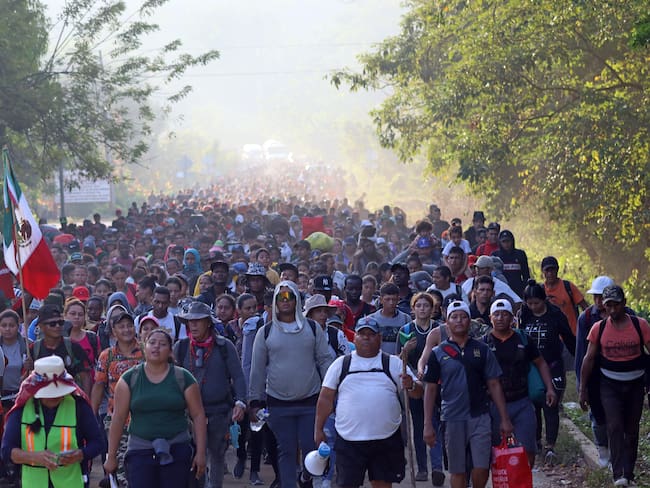 MEX5162. HUIXTLA (MÉXICO), 26/12/2023.- Migrantes caminan en caravana hoy, para poder llegar a la frontera norte, en el municipio de Huixtla en Chiapas (México). Una caravana de más de 6.000 migrantes y una veintena de nacionalidades avanza desde la frontera sur de México este martes, en víspera de la visita de una delegación estadounidense liderada por el secretario de Estado, Antony Blinken, para abordar el repunte migratorio con el Gobierno mexicano. EFE/Juan Manuel Blanco