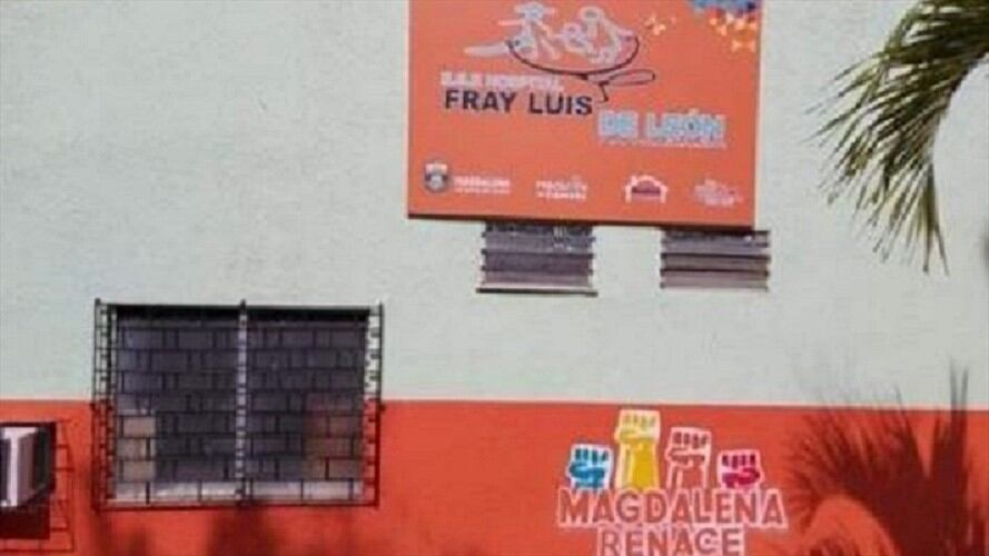 El cambio de colores en la ESE Fray Luis de León en Plato, Magdalena no sentó bien a los diputados del departamento. Foto: Twitter Miguel Martínez