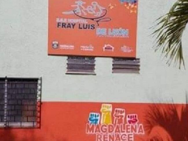 El cambio de colores en la ESE Fray Luis de León en Plato, Magdalena no sentó bien a los diputados del departamento. Foto: Twitter Miguel Martínez