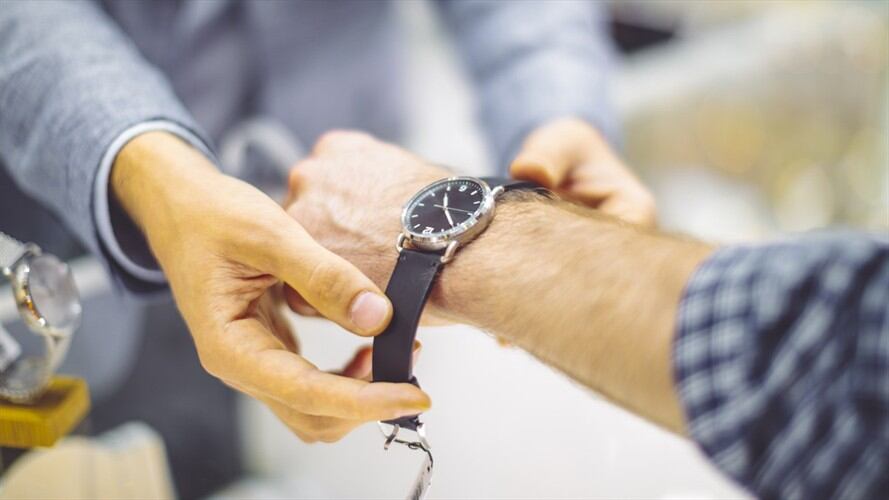 En el mes del padre, los relojes son un gran artículo para regalar. Foto: Getty Images / EVA-KATALIN
