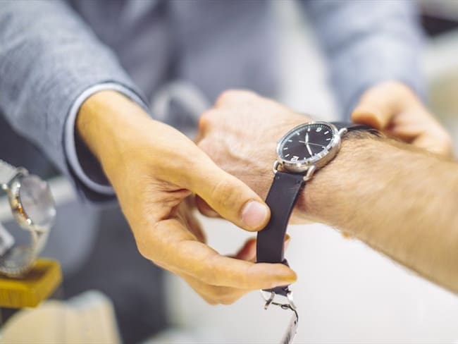 En el mes del padre, los relojes son un gran artículo para regalar. Foto: Getty Images / EVA-KATALIN