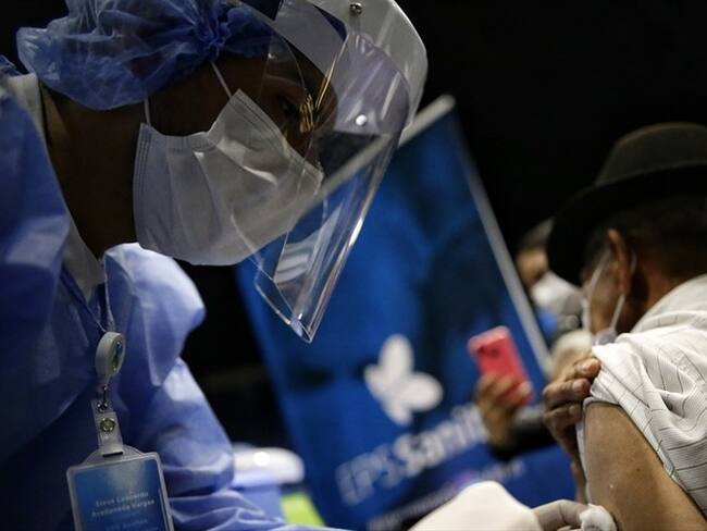 Sin cita previa y con pico y cédula, personas mayores de 70 años podrán vacunarse. Foto: Colprensa