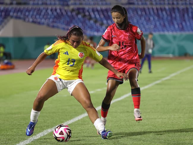 Kim Minseo (d) de Corea del Sur disputa el balón con Nicoll Cardenas de Colombia este miércoles, en un partido del Mundial femenino sub-17 en el estadio Olímpico Félix Sánchez de Santo Domingo (República Dominicana). Foto: EFE/Orlando Barría