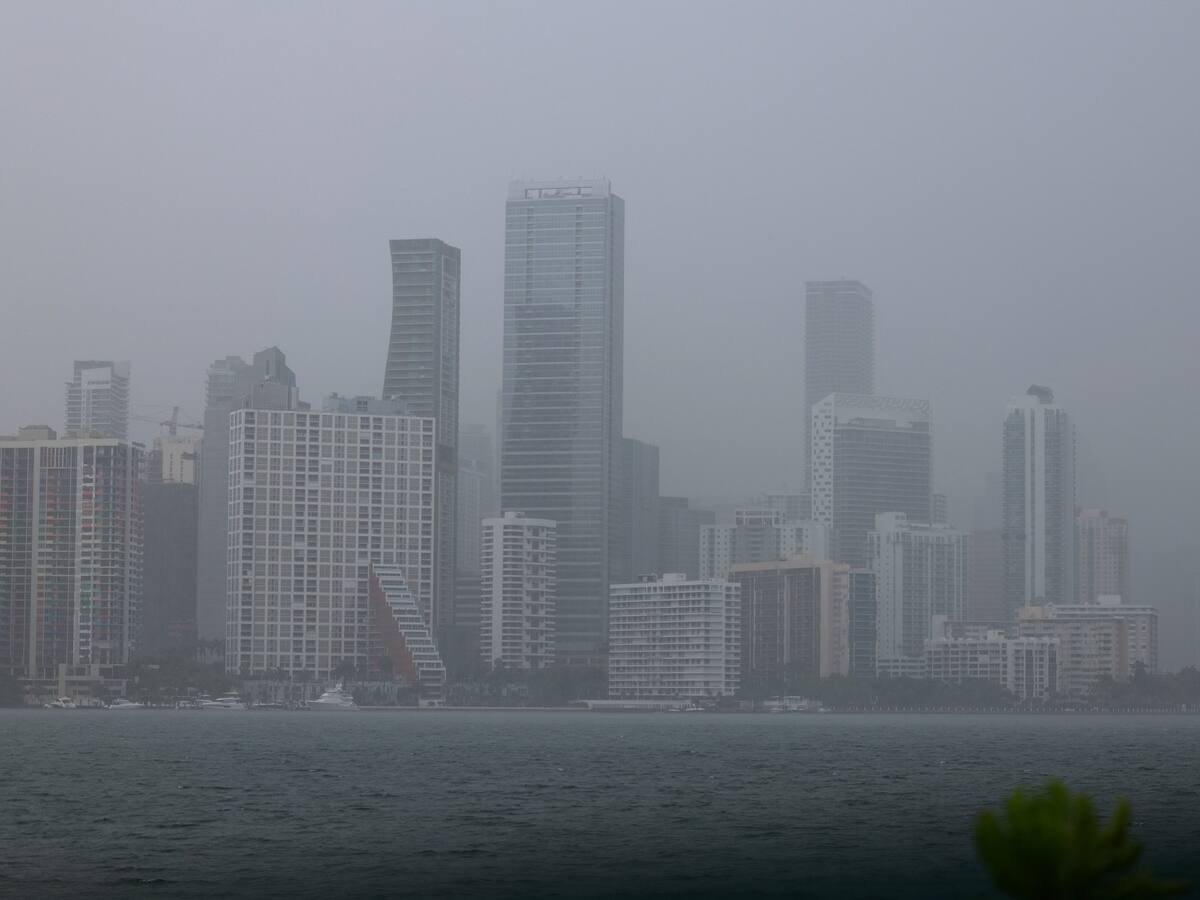 Inundaciones y vuelos cancelados por un fuerte temporal en el sur de Florida