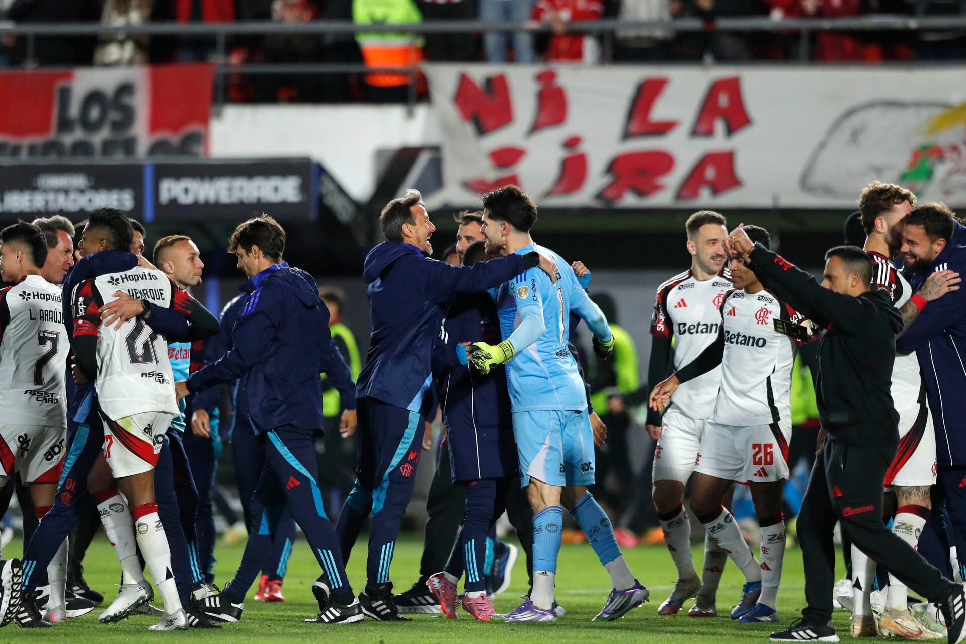 AMDEP4134. LA PLATA (ARGENTINA), 25/09/2025.- Jugadores de Flamengo celebran el triunfo este jueves, al finalizar un partido de los cuartos de final de la Copa Libertadores entre Estudiantes de La Plata y Flamengo en el estadio Jorge Luis Hirschi, en la Plata (Argentina). EFE/ Demian Alday