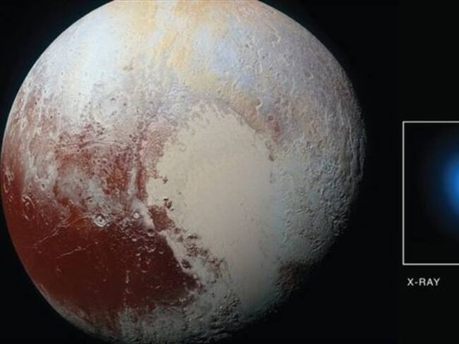 La imagen difundida por la NASA (no a escala) que muestra el planeta enano y las radiaciones X detectadas. Foto: BBC Mundo