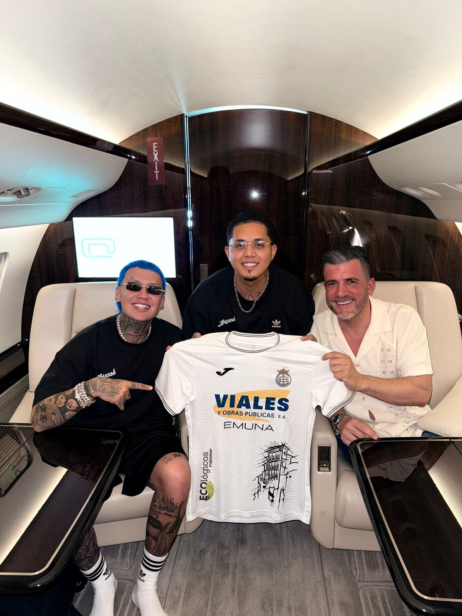 Blessd hace historia y se convierte en el primer artista colombiano en unirse al fútbol español. Foto: Unión Balompédica Conquense.