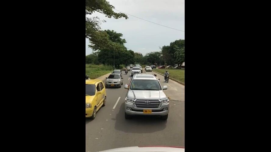 Este 6 de agosto varios vehículos se tomaron las principales vías de la ciudad de Montería en caravana para apoyar al expresidente Álvaro Uribe. Foto: Captura de video