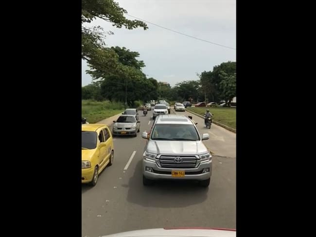 Este 6 de agosto varios vehículos se tomaron las principales vías de la ciudad de Montería en caravana para apoyar al expresidente Álvaro Uribe. Foto: Captura de video