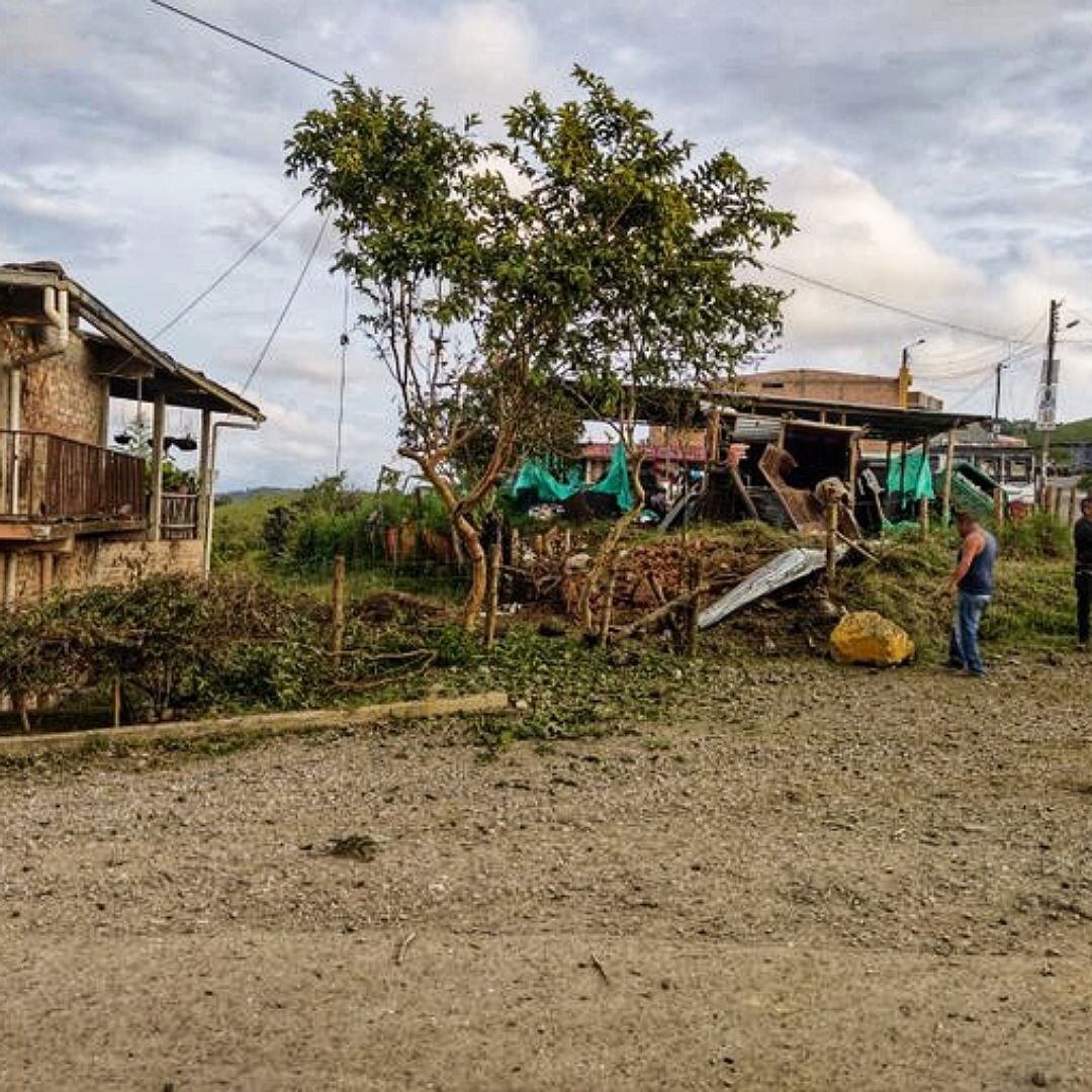 La comunidad encontró otro artefacto explosivo abandonado al interior de una alcantarilla. Crédito: Defensoría del Pueblo.