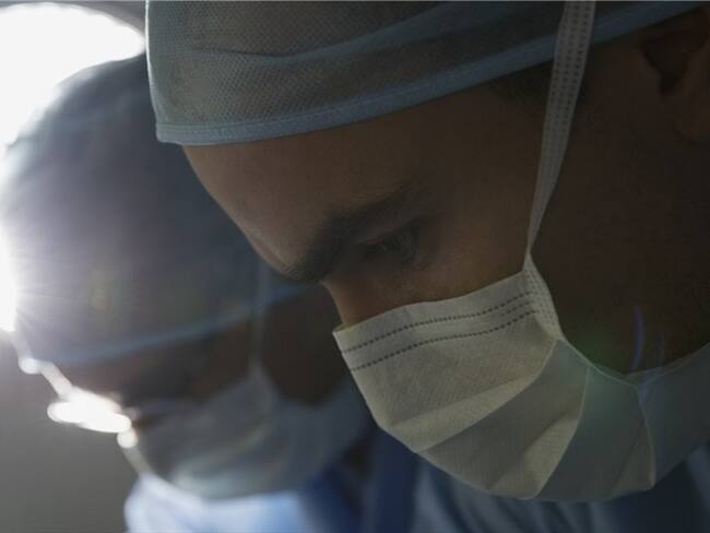 Imputarán cargos a médicos cirujanos con supuestos títulos falsos. Foto: Getty Images